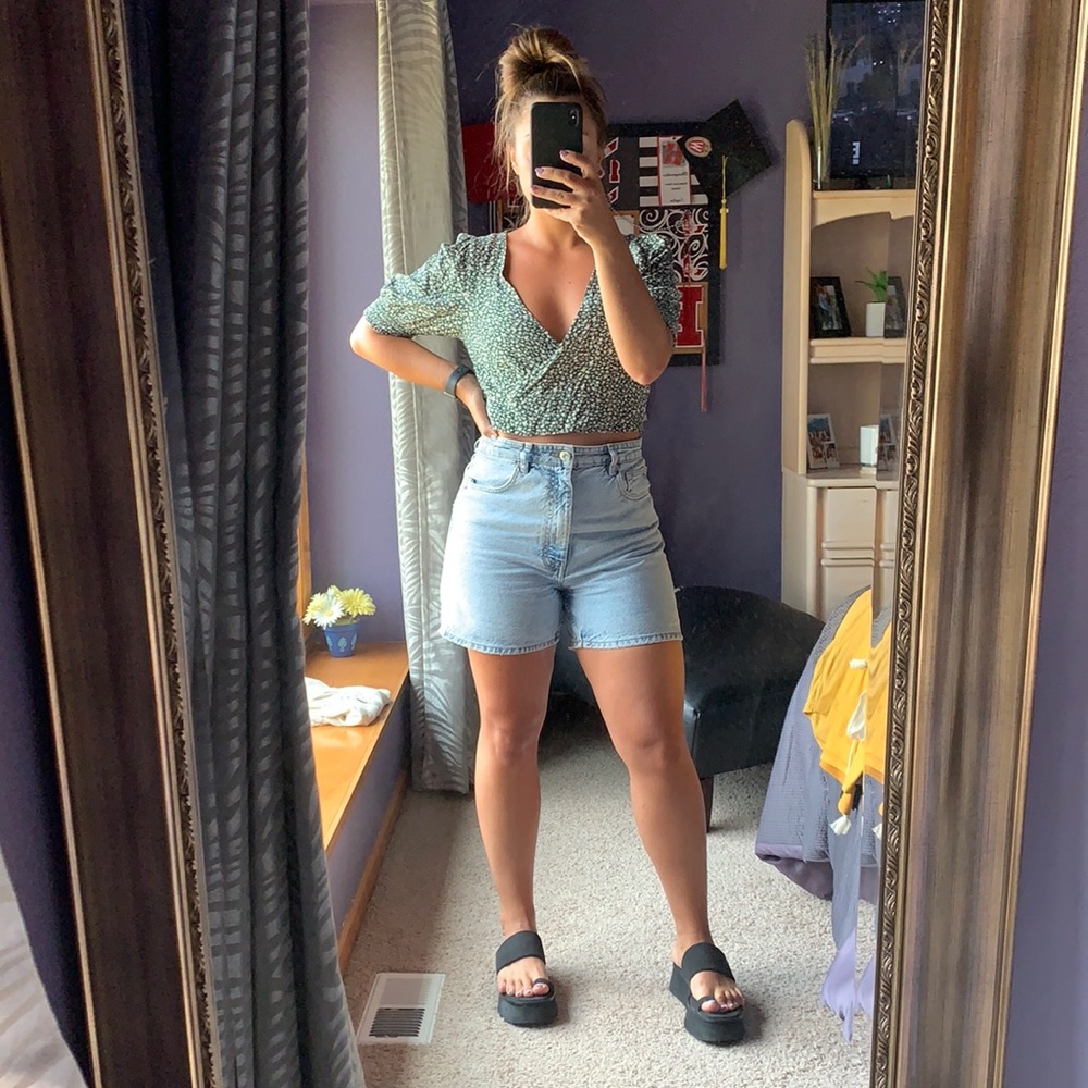 American Eagle Green Floral Cropped Blouse